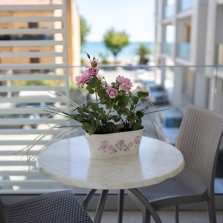 Hotel Petite Fleur Алба Адриатика Екстериор снимка