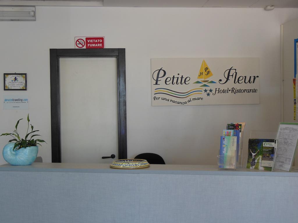 Hotel Petite Fleur Алба Адриатика Екстериор снимка