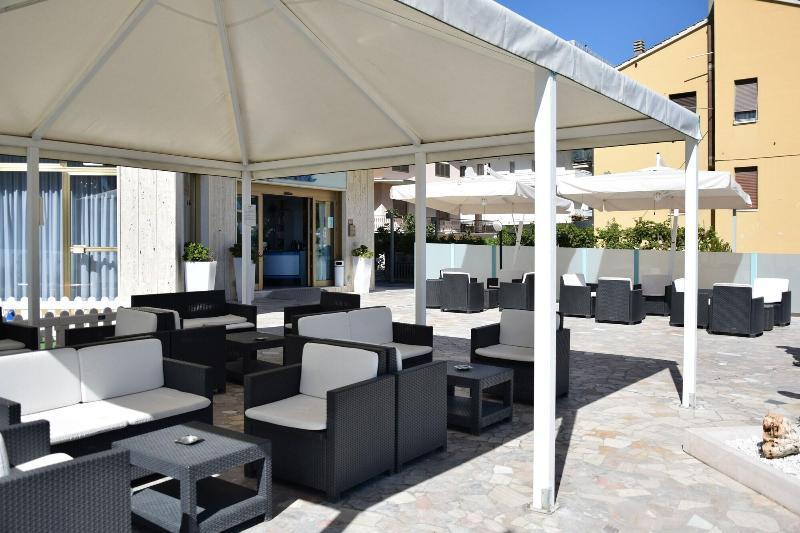 Hotel Petite Fleur Алба Адриатика Екстериор снимка