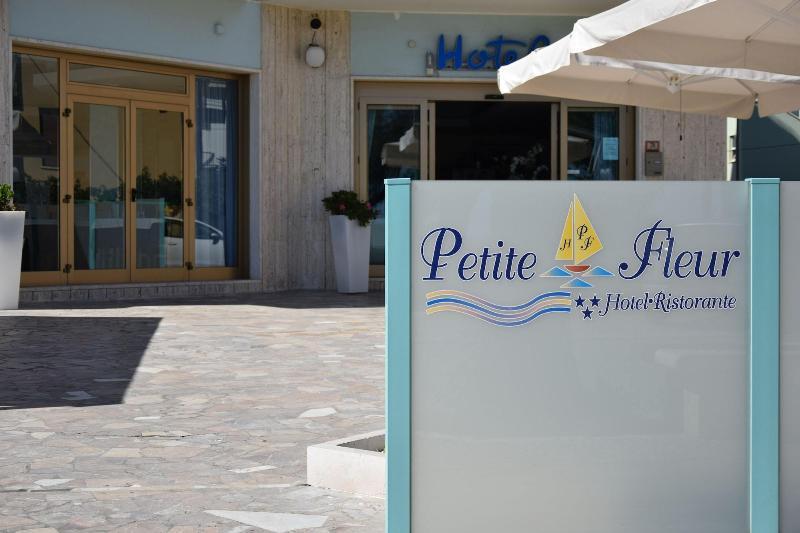 Hotel Petite Fleur Алба Адриатика Екстериор снимка