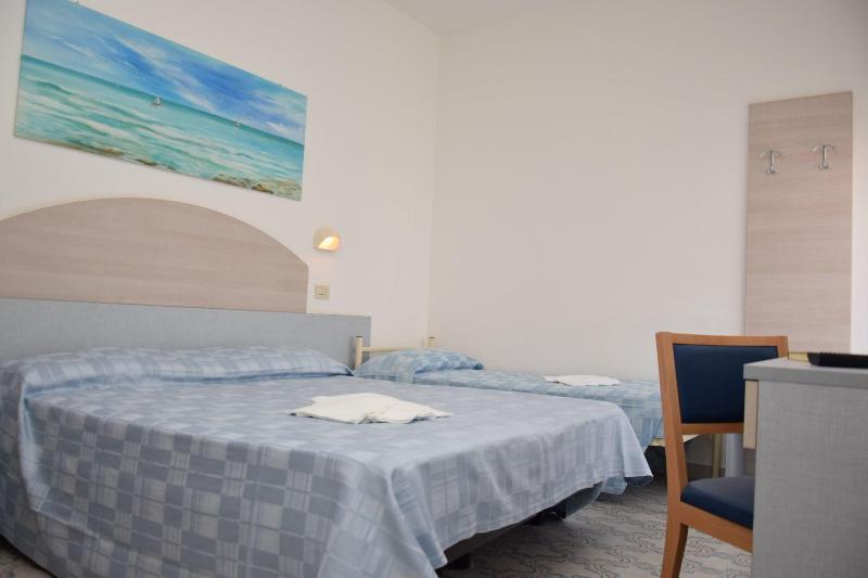 Hotel Petite Fleur Алба Адриатика Екстериор снимка