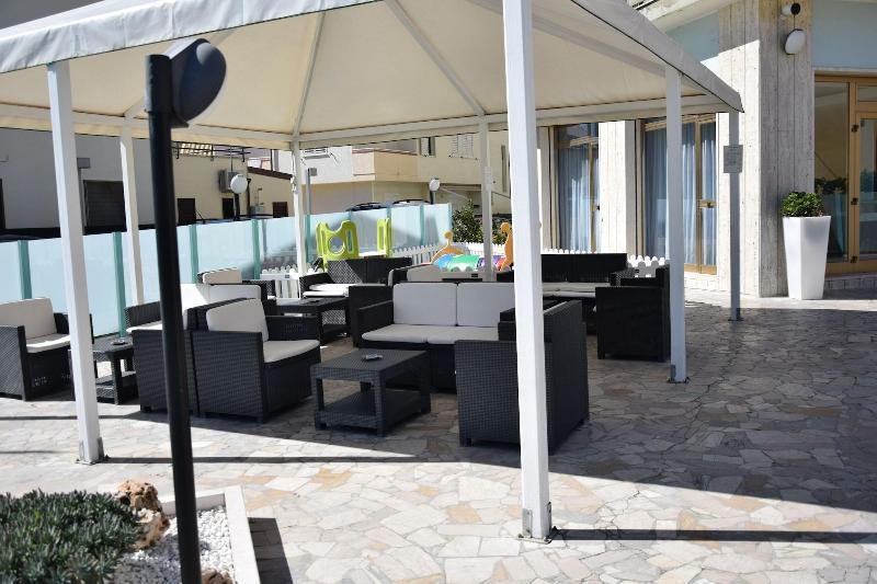 Hotel Petite Fleur Алба Адриатика Екстериор снимка