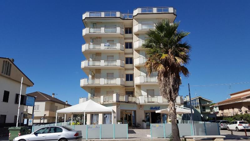 Hotel Petite Fleur Алба Адриатика Екстериор снимка