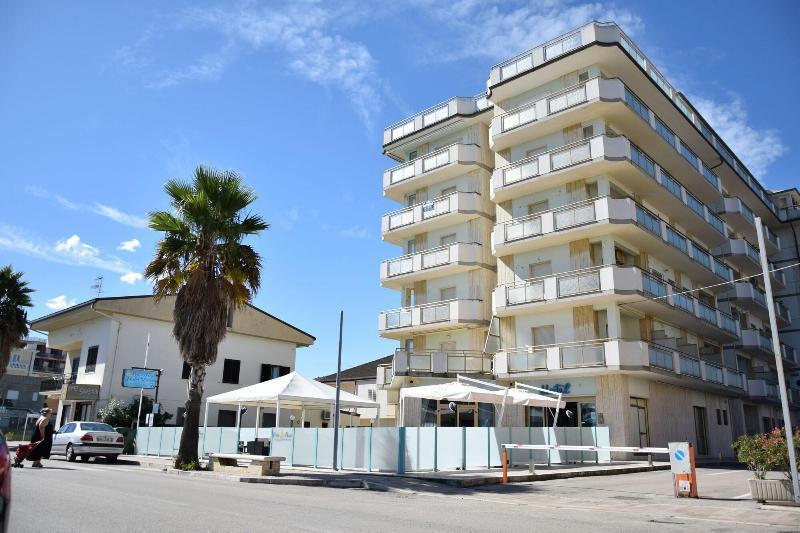 Hotel Petite Fleur Алба Адриатика Екстериор снимка