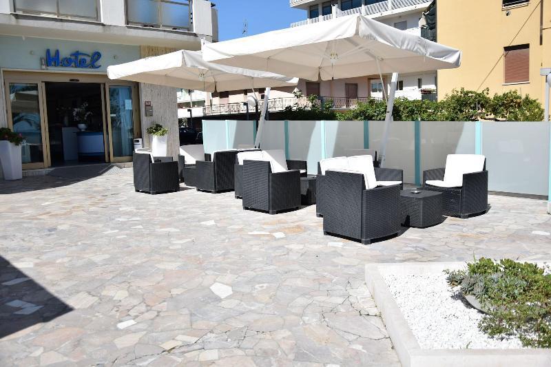 Hotel Petite Fleur Алба Адриатика Екстериор снимка