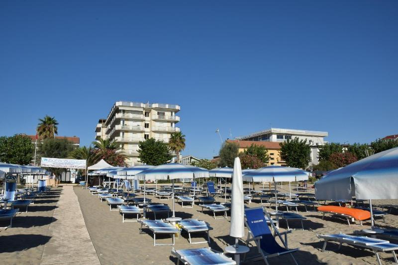 Hotel Petite Fleur Алба Адриатика Екстериор снимка