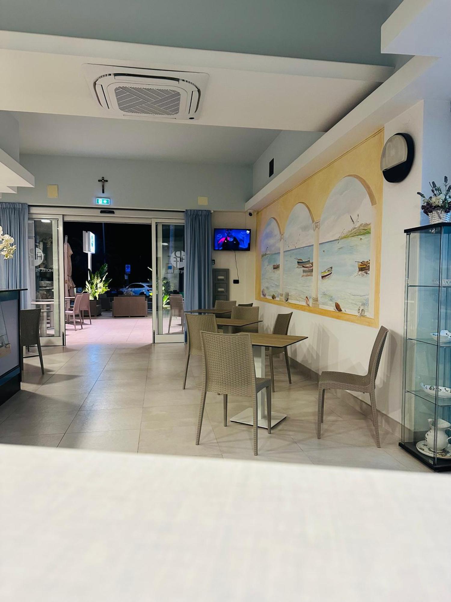 Hotel Petite Fleur Алба Адриатика Екстериор снимка