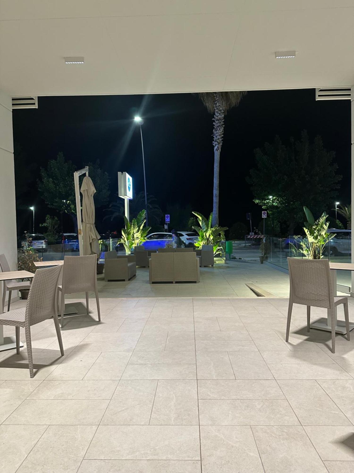 Hotel Petite Fleur Алба Адриатика Екстериор снимка