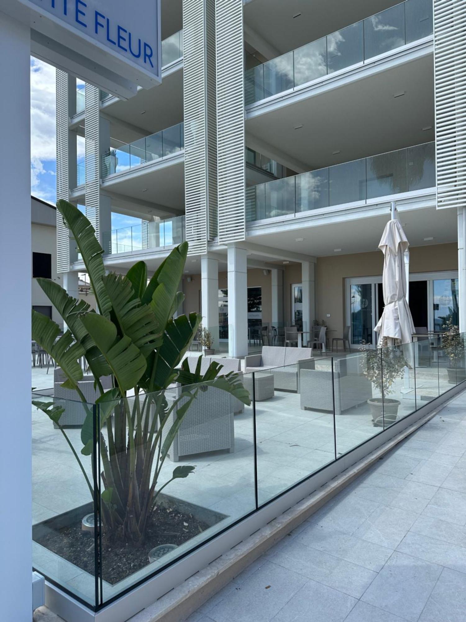 Hotel Petite Fleur Алба Адриатика Екстериор снимка