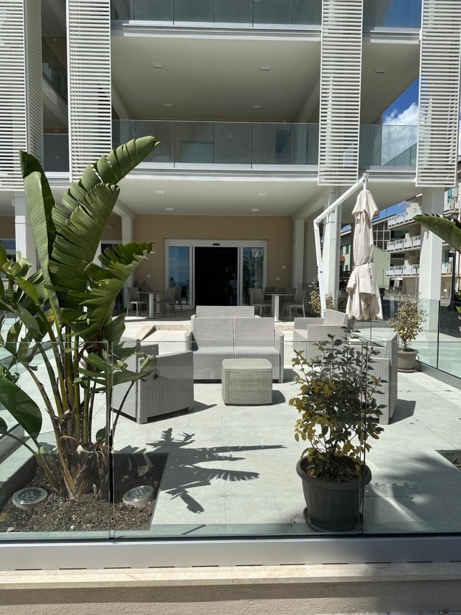 Hotel Petite Fleur Алба Адриатика Екстериор снимка