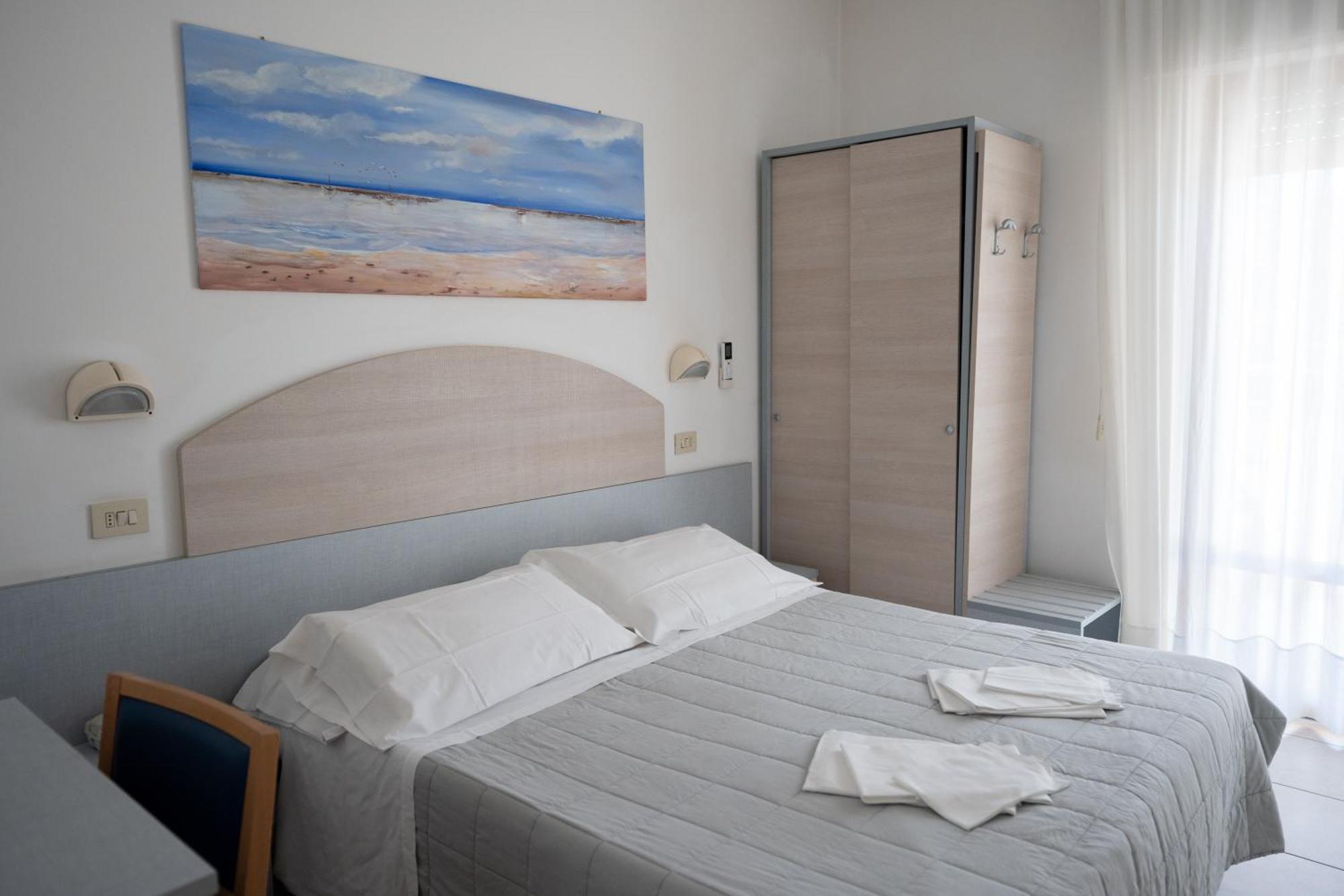 Hotel Petite Fleur Алба Адриатика Екстериор снимка