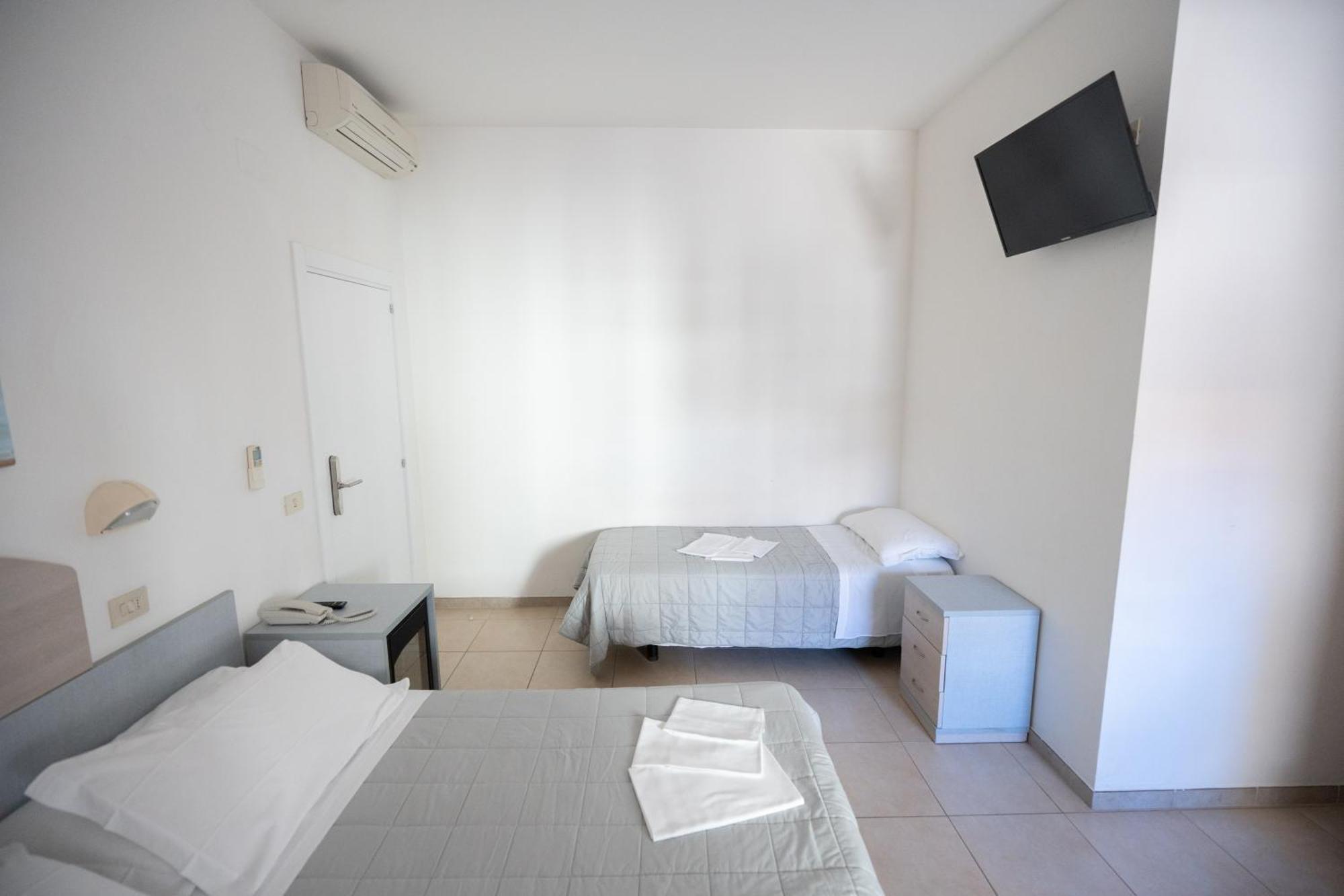 Hotel Petite Fleur Алба Адриатика Екстериор снимка