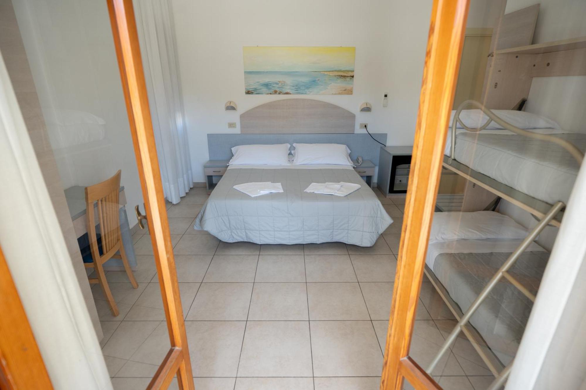 Hotel Petite Fleur Алба Адриатика Екстериор снимка