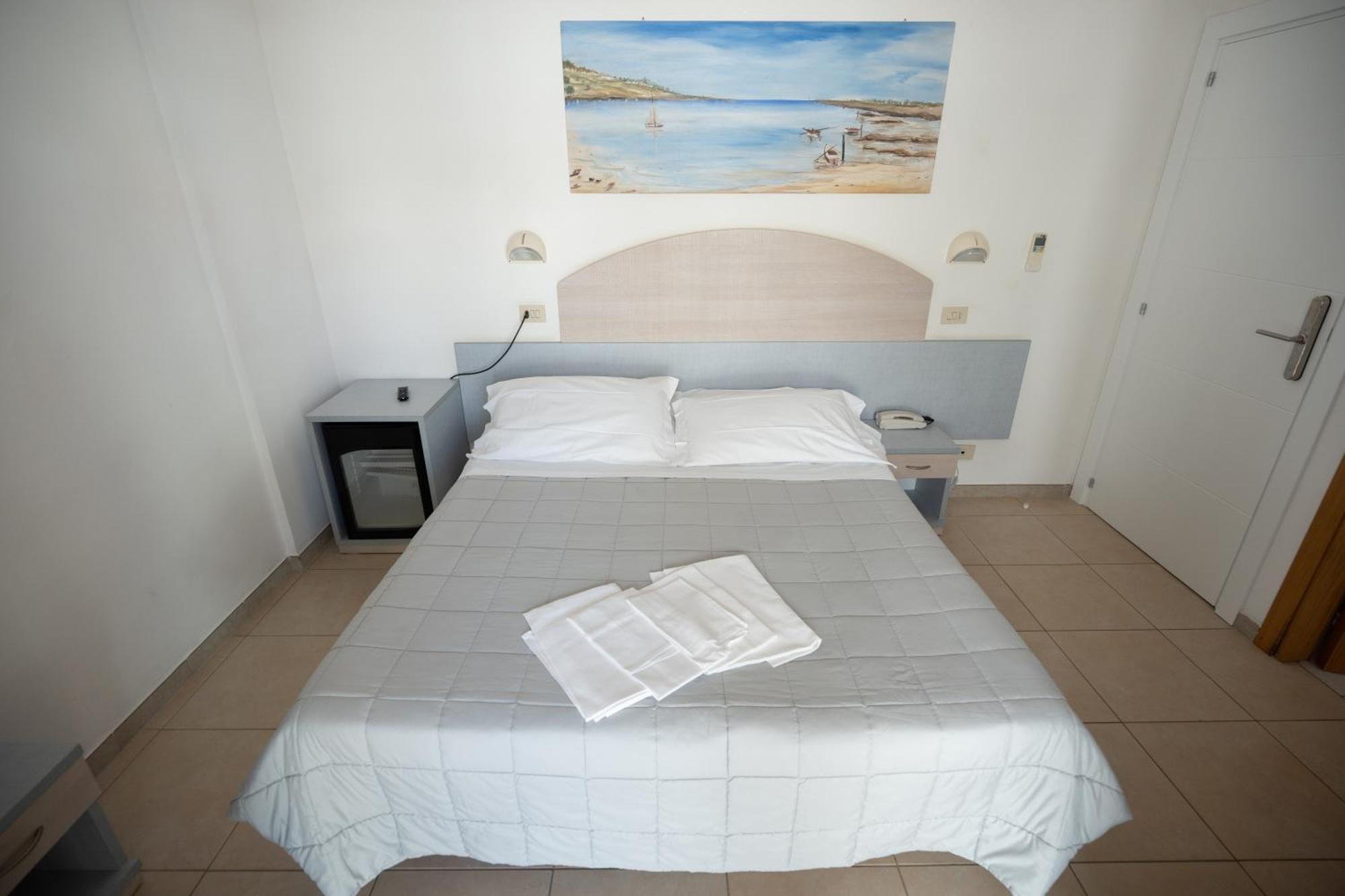 Hotel Petite Fleur Алба Адриатика Екстериор снимка