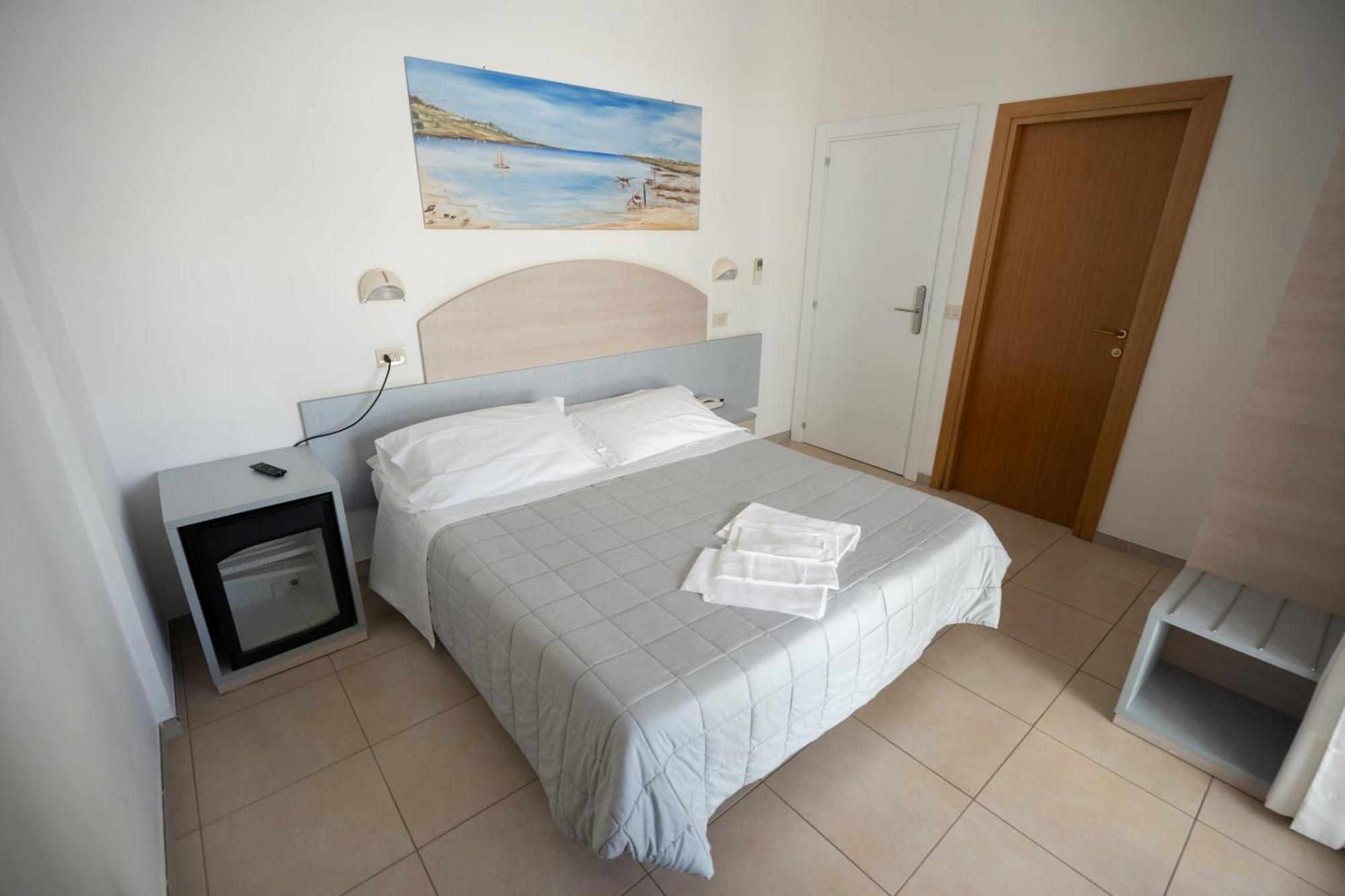 Hotel Petite Fleur Алба Адриатика Екстериор снимка