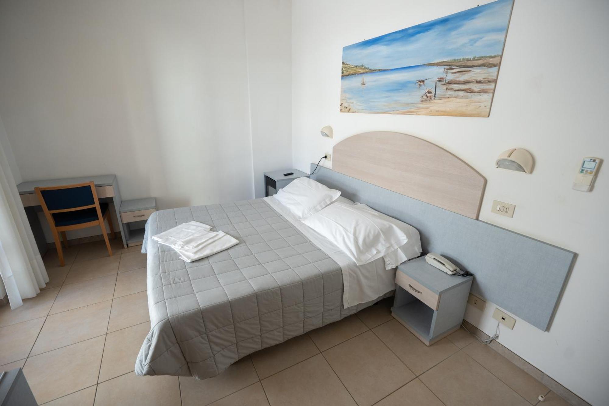 Hotel Petite Fleur Алба Адриатика Екстериор снимка