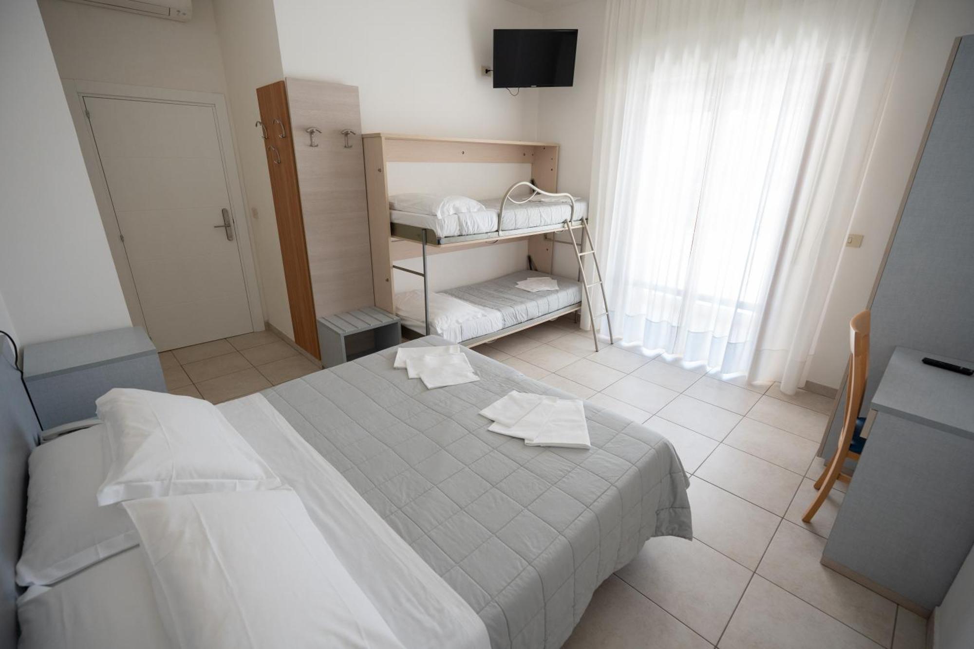 Hotel Petite Fleur Алба Адриатика Екстериор снимка