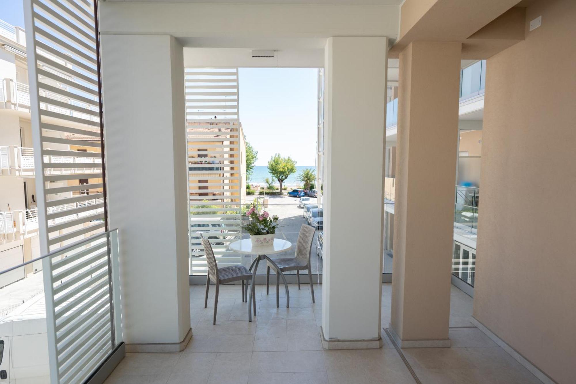 Hotel Petite Fleur Алба Адриатика Екстериор снимка