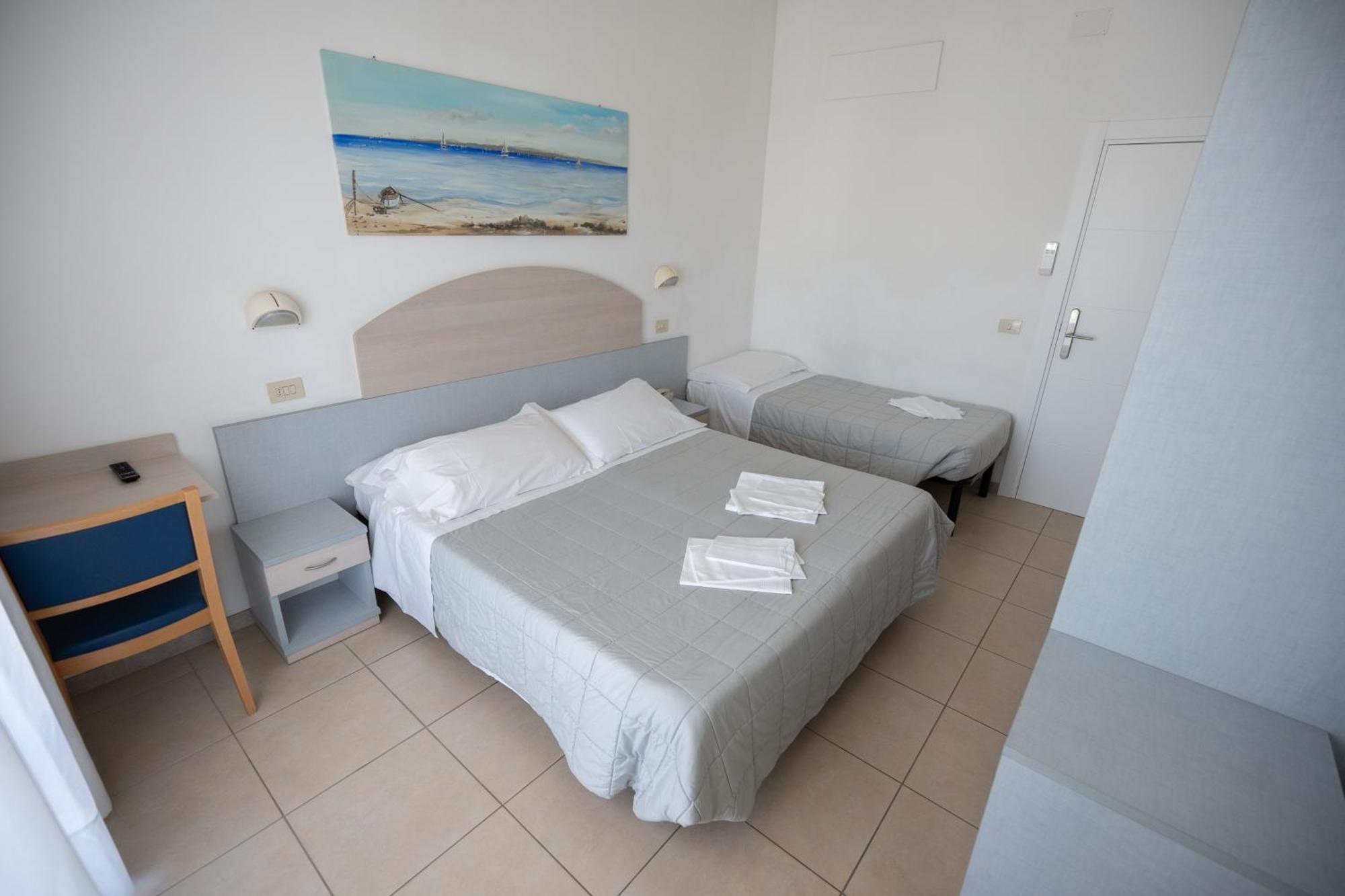 Hotel Petite Fleur Алба Адриатика Екстериор снимка