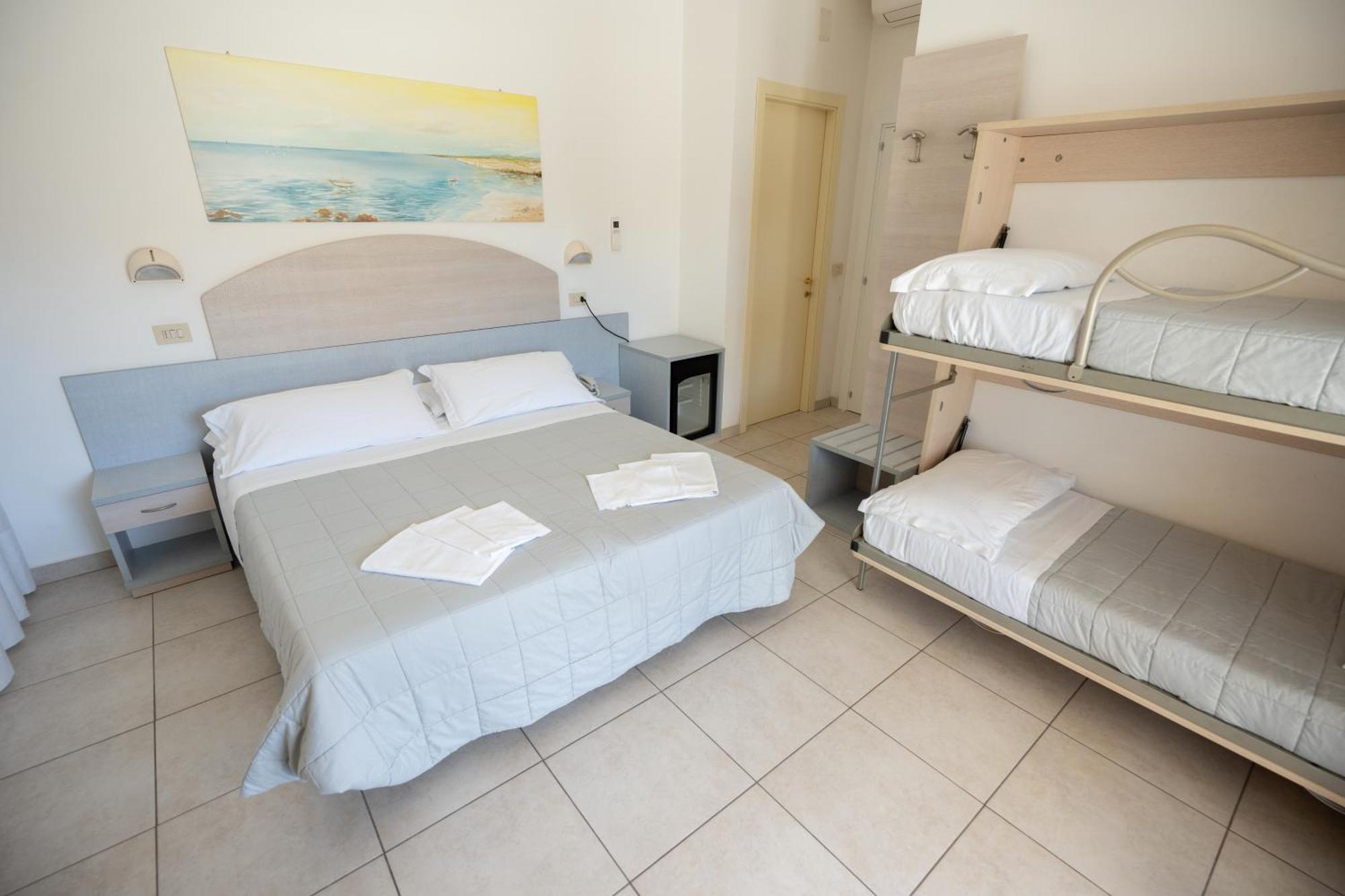 Hotel Petite Fleur Алба Адриатика Екстериор снимка