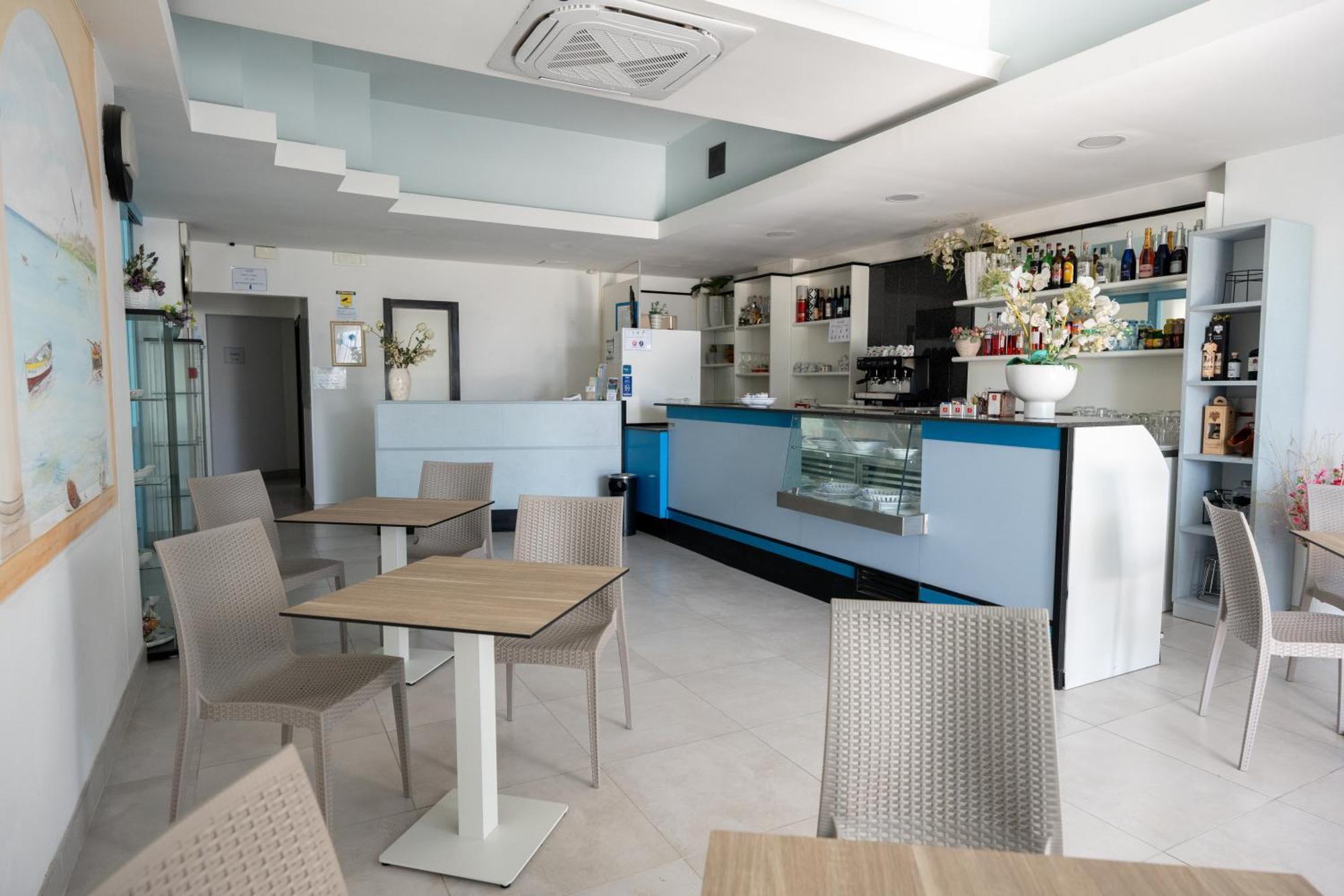Hotel Petite Fleur Алба Адриатика Екстериор снимка