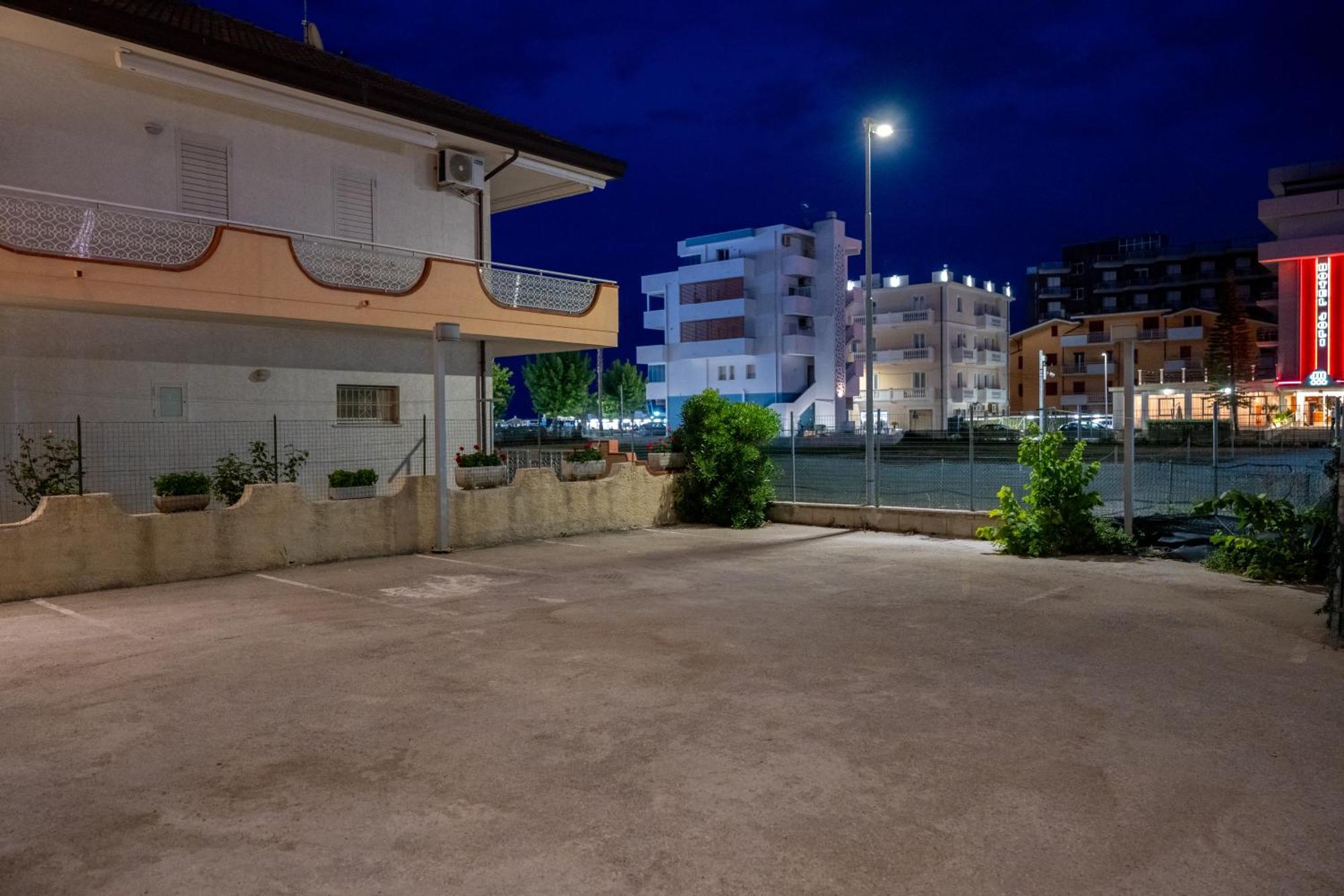 Hotel Petite Fleur Алба Адриатика Екстериор снимка