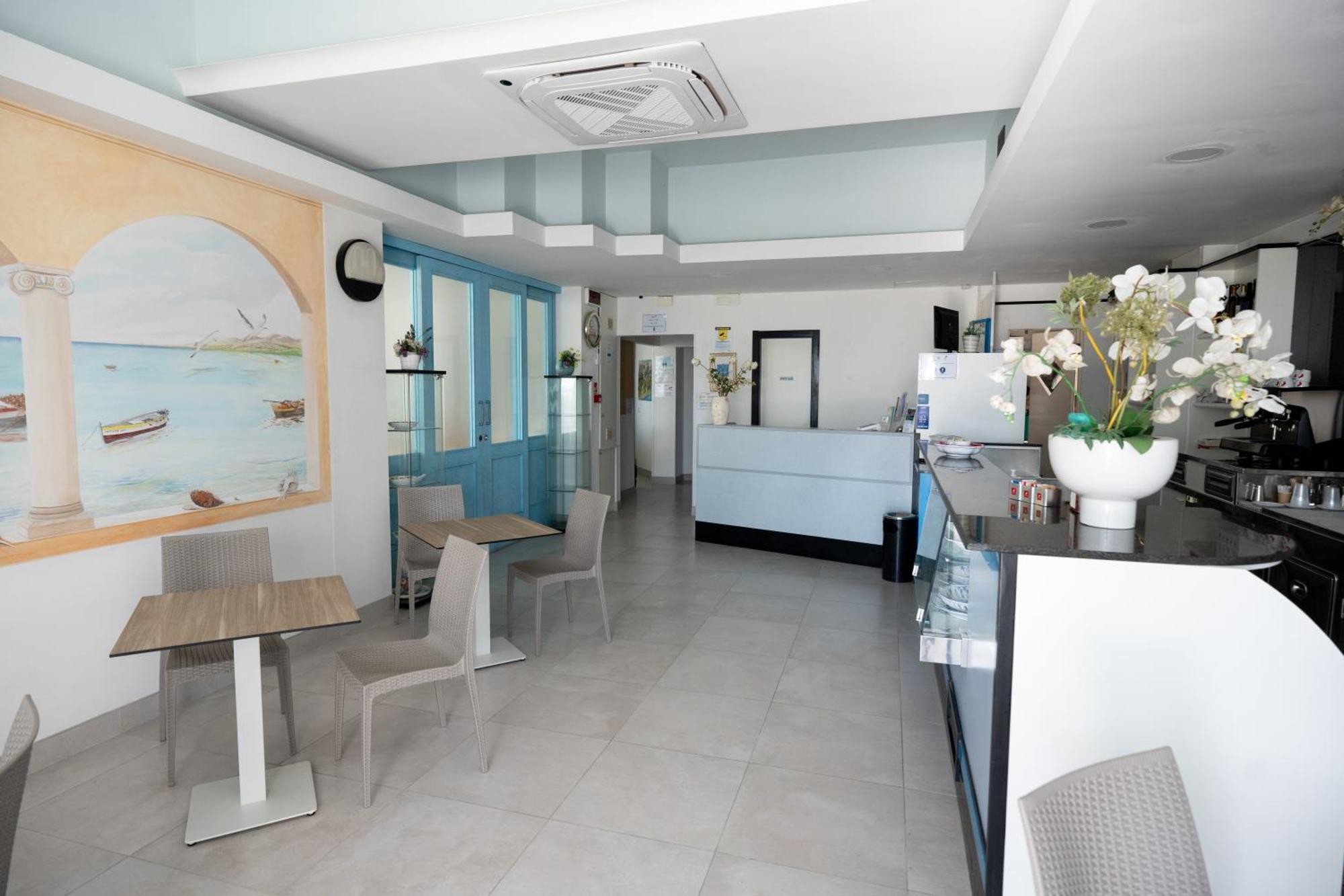 Hotel Petite Fleur Алба Адриатика Екстериор снимка