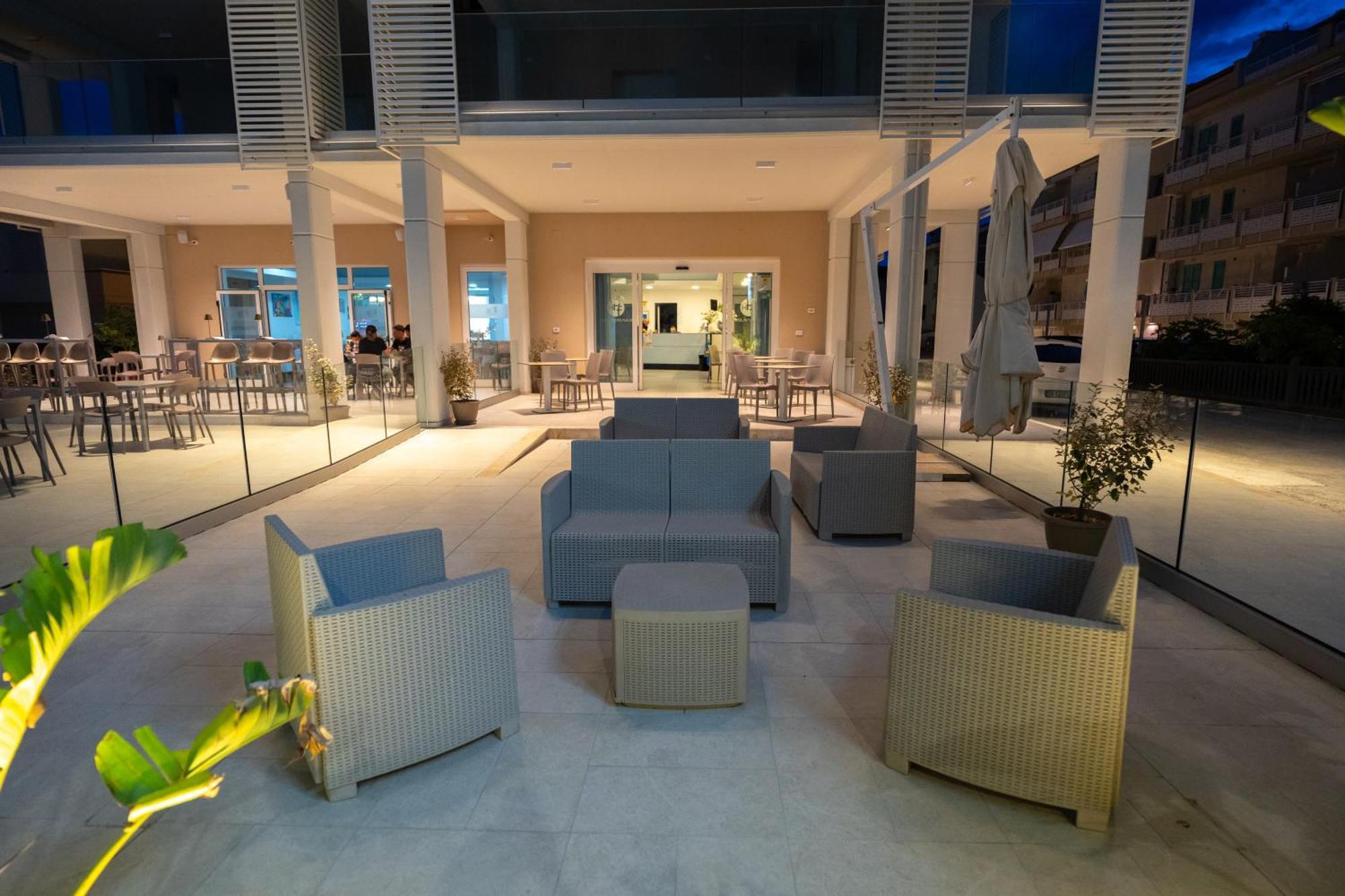 Hotel Petite Fleur Алба Адриатика Екстериор снимка