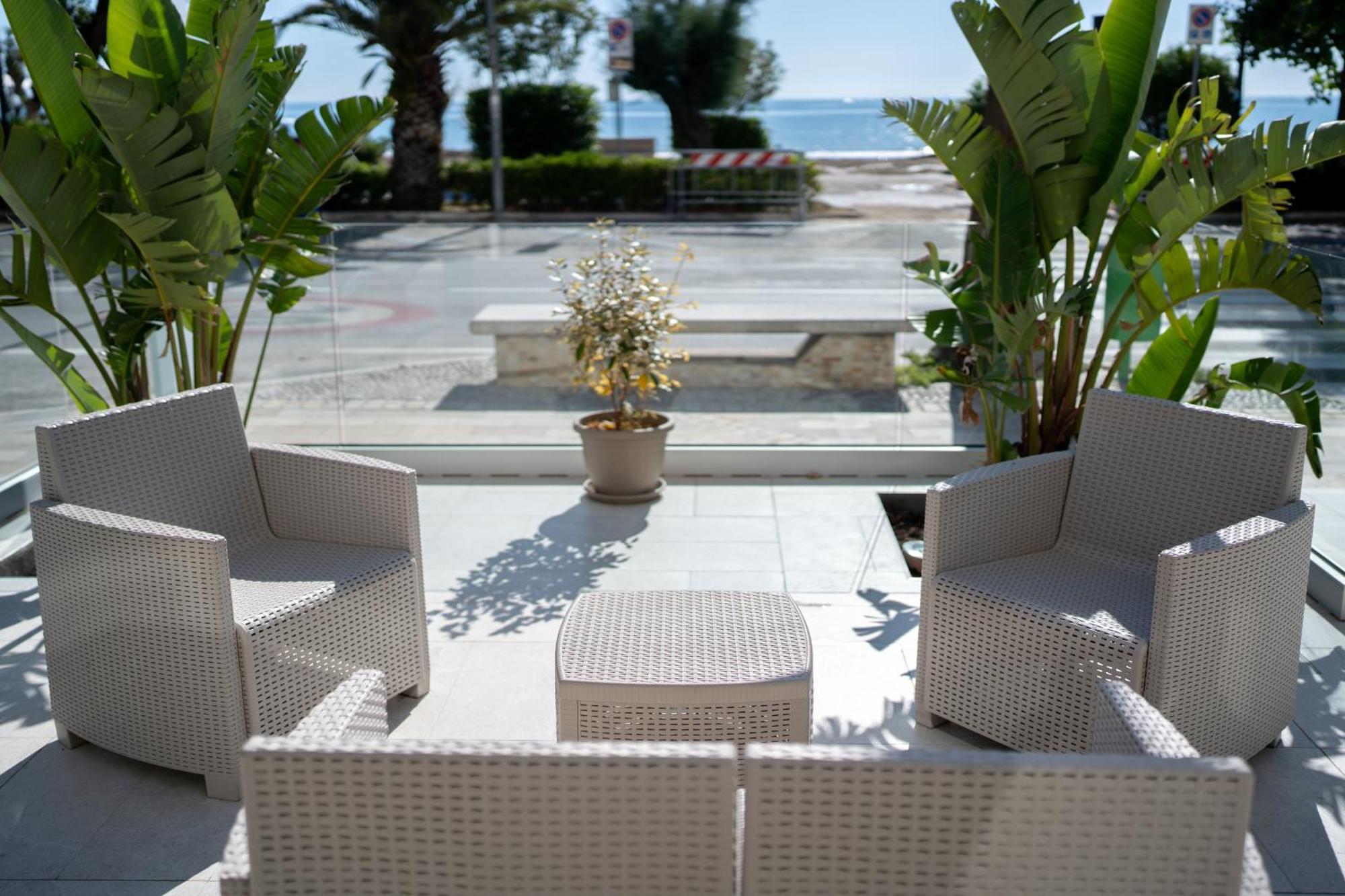 Hotel Petite Fleur Алба Адриатика Екстериор снимка