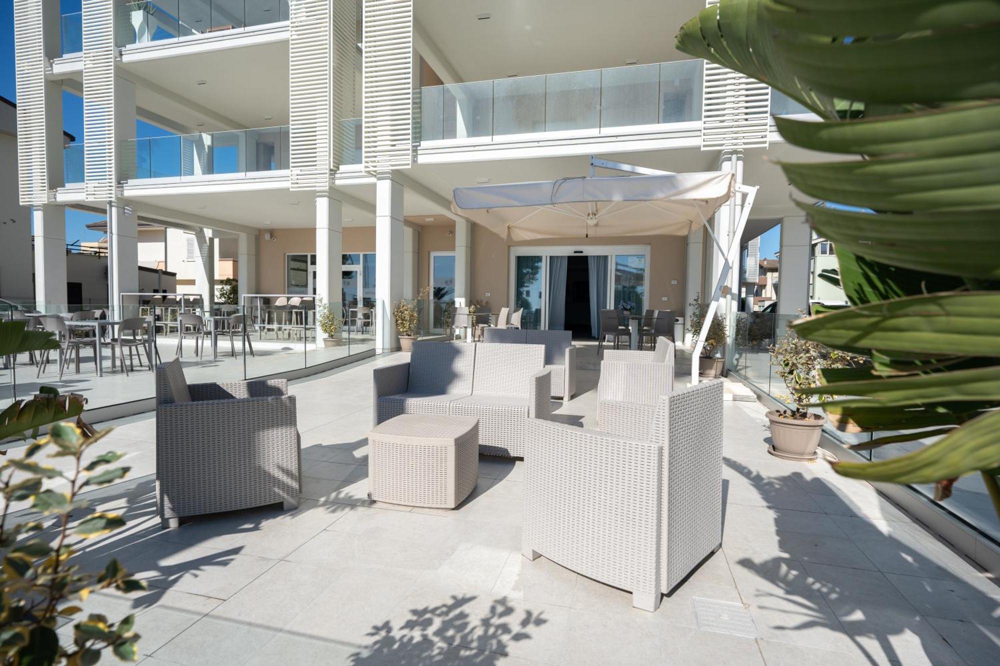 Hotel Petite Fleur Алба Адриатика Екстериор снимка
