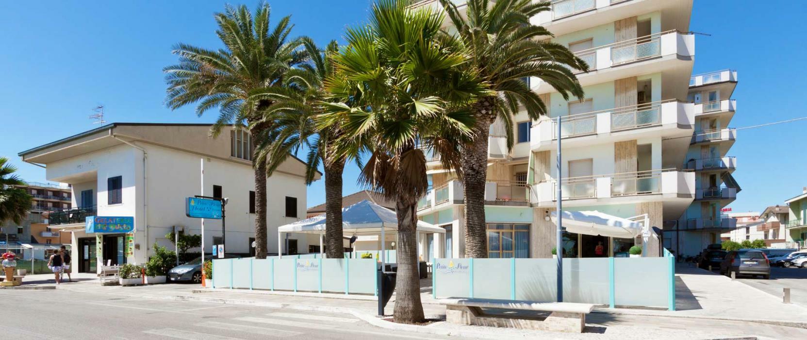 Hotel Petite Fleur Алба Адриатика Екстериор снимка